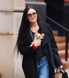 demi-moore-arriving-at-her-new-york-city-hotel-01-29-2024-2.jpg