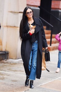 demi-moore-arriving-at-her-new-york-city-hotel-01-29-2024-4.jpg