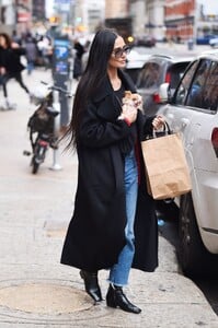 demi-moore-arriving-at-her-new-york-city-hotel-01-29-2024-5.jpg