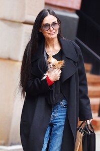 demi-moore-arriving-at-her-new-york-city-hotel-01-29-2024-6.jpg