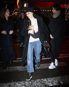 demi-moore-jaimie-alexander-and-laura-day-out-in-new-york-01-30-2024-4.jpg