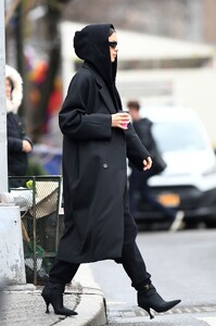 irina-shayk-out-in-new-york-01-31-2024-2.jpg