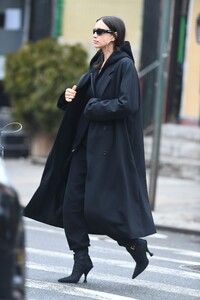 irina-shayk-out-in-new-york-01-31-2024-4.jpg