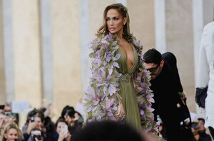 jennifer-lopez-arriving-at-elie-saab-show-in-paris-01-24-2024-2.jpg