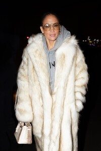 jennifer-lopez-arriving-in-paris-01-21-2024-3.jpg