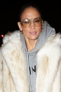 jennifer-lopez-arriving-in-paris-01-21-2024-4.jpg