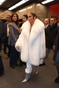 jennifer-lopez-at-the-snl-after-party-mermaid-oyster-bar-in-new-york-02-03-2024-5.jpg
