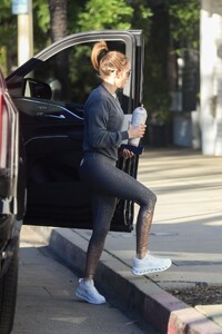 jennifer-lopez-in-gym-ready-outfit-in-los-angeles-01-30-2024-4.jpg