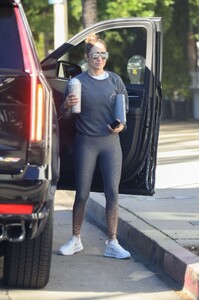 jennifer-lopez-in-gym-ready-outfit-in-los-angeles-01-30-2024-8.jpg