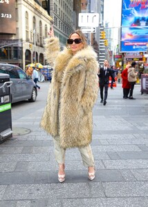 jennifer-lopez-promotes-her-billboard-in-times-square-in-nyc-02-15-2024-11.jpg