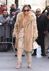 jennifer-lopez-promotes-her-billboard-in-times-square-in-nyc-02-15-2024-12.jpg