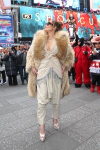 jennifer-lopez-promotes-her-billboard-in-times-square-in-nyc-02-15-2024-13.jpg