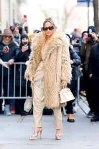 jennifer-lopez-promotes-her-billboard-in-times-square-in-nyc-02-15-2024-14.jpg