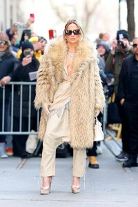 jennifer-lopez-promotes-her-billboard-in-times-square-in-nyc-02-15-2024-4.jpg