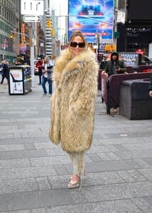 jennifer-lopez-promotes-her-billboard-in-times-square-in-nyc-02-15-2024-5.jpg