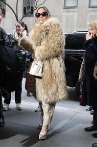 jennifer-lopez-promotes-her-billboard-in-times-square-in-nyc-02-15-2024-7.jpg