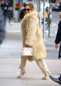 jennifer-lopez-promotes-her-billboard-in-times-square-in-nyc-02-15-2024-9.jpg