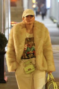 jennifer-lopez-street-style-new-york-02-01-2024-1.jpg