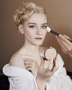 julia-garner-gucci-glass-skin-at-milan-fashion-week-for-elle-magazine-february-2024-2.jpg