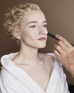 julia-garner-gucci-glass-skin-at-milan-fashion-week-for-elle-magazine-february-2024-3.jpg