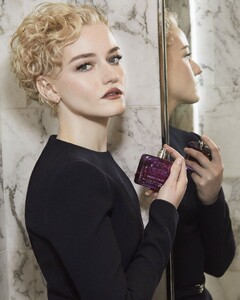 julia-garner-gucci-glass-skin-at-milan-fashion-week-for-elle-magazine-february-2024-7.jpg