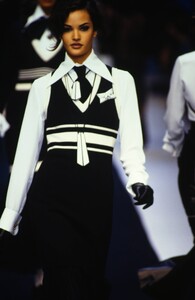 karl-lagerfeld-fw-92-2.thumb.jpg.3b7273161f690cb74be633ea3ba56dcd.jpg