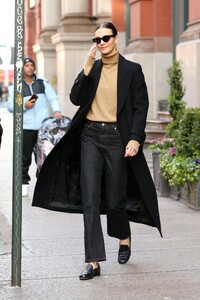 karlie-kloss-in-a-tan-turtleneck-black-jeans-and-black-overcoat-in-nyc-12-08-2023-3.jpg