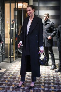 karlie-kloss-out-on-a-stroll-in-paris-01-21-2024-0.jpg