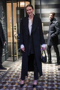 karlie-kloss-out-on-a-stroll-in-paris-01-21-2024-1.jpg