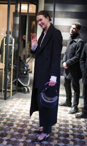 karlie-kloss-out-on-a-stroll-in-paris-01-21-2024-4.jpg