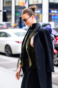 karlie-kloss-street-style-new-york-01-30-2024-3.jpg