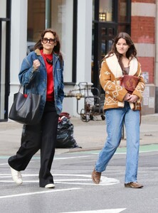 katie-holmes-and-suri-cruise-out-in-manhattan-s-soho-neighborhood-02-12-2024-1.jpg