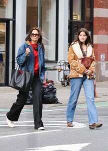 katie-holmes-and-suri-cruise-out-in-manhattan-s-soho-neighborhood-02-12-2024-4.jpg