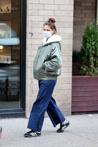 katie-holmes-embraces-safety-measures-in-new-york-01-29-2024-0.thumb.jpg.c19b5d7c81f5b3e01d32f27567c8a71e.jpg