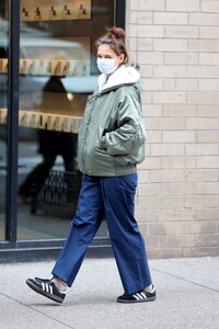katie-holmes-embraces-safety-measures-in-new-york-01-29-2024-1.thumb.jpg.d224bb660e0592a76739eec50a16247b.jpg