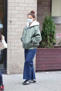 katie-holmes-embraces-safety-measures-in-new-york-01-29-2024-3.thumb.jpg.950d1e2645652804168eb67e51000e20.jpg