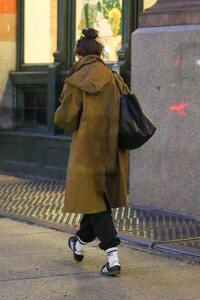 katie-holmes-in-a-brown-trench-coat-02-02-2024-0.jpg
