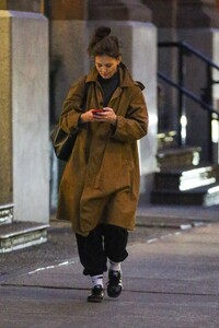 katie-holmes-in-a-brown-trench-coat-02-02-2024-1.jpg