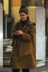 katie-holmes-in-a-brown-trench-coat-02-02-2024-2.jpg