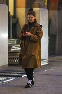 katie-holmes-in-a-brown-trench-coat-02-02-2024-3.jpg