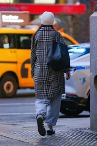 katie-holmes-in-grey-and-black-coat-in-new-york-01-19-2024-1.jpg
