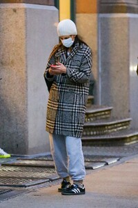 katie-holmes-in-grey-and-black-coat-in-new-york-01-19-2024-2.jpg