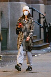 katie-holmes-in-grey-and-black-coat-in-new-york-01-19-2024-3.jpg