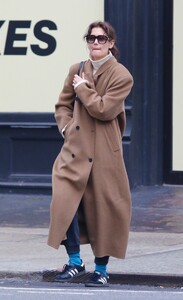 katie-holmes-sports-stylish-brown-coat-with-casual-attire-nyc-02-13-2024-0.jpg