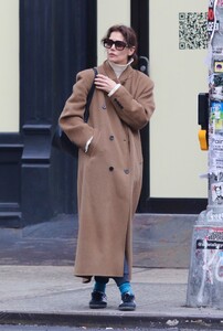 katie-holmes-sports-stylish-brown-coat-with-casual-attire-nyc-02-13-2024-1.jpg