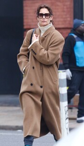 katie-holmes-sports-stylish-brown-coat-with-casual-attire-nyc-02-13-2024-2.jpg