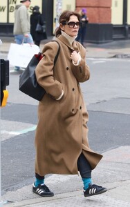 katie-holmes-sports-stylish-brown-coat-with-casual-attire-nyc-02-13-2024-3.jpg
