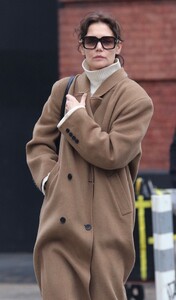 katie-holmes-sports-stylish-brown-coat-with-casual-attire-nyc-02-13-2024-4.jpg