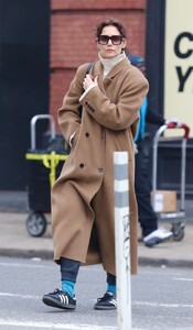 katie-holmes-sports-stylish-brown-coat-with-casual-attire-nyc-02-13-2024-5.jpg