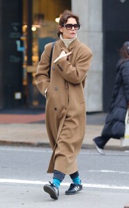 katie-holmes-sports-stylish-brown-coat-with-casual-attire-nyc-02-13-2024-6.jpg